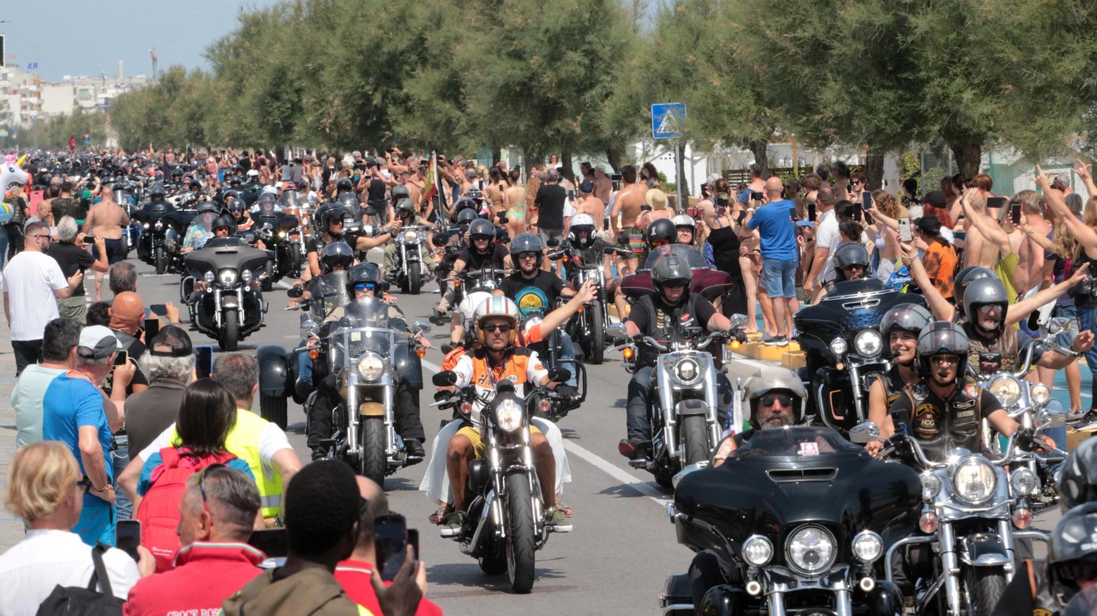 Ali di folla fino a Montemarciano hanno accolto le migliaia di moto arrivate da tutta Europa e non solo