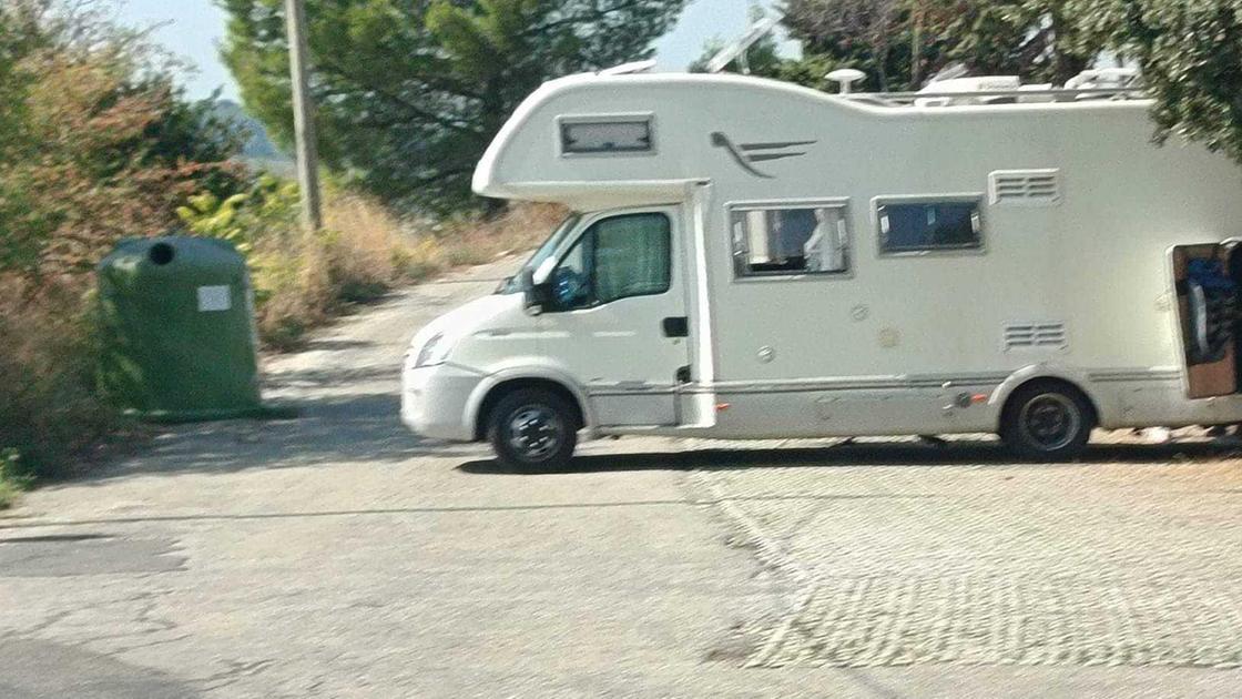 Poggio, il cimitero diventa un accampamento: "Basta con i camper, situazione fuori controllo"