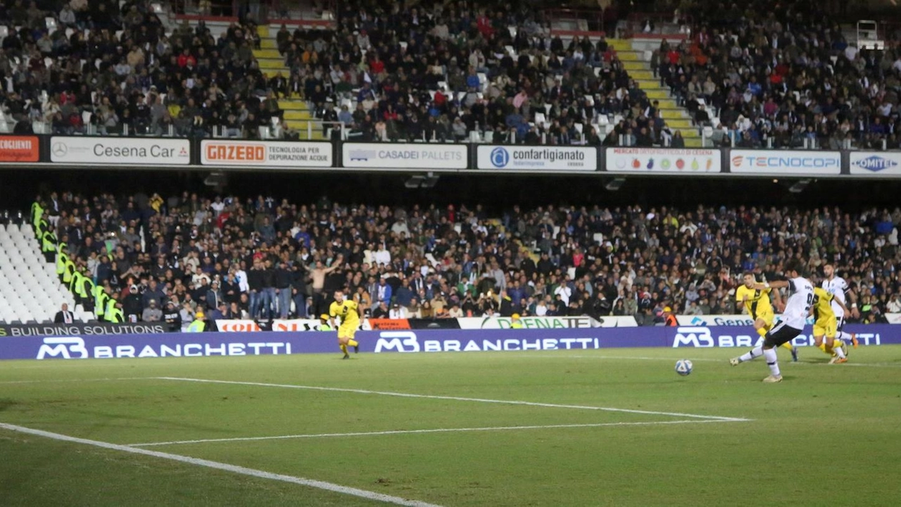 Il rigore calciato da Shpendi che ha portato al Cesena il momentaneo vantaggio (Foto Ravaglia)