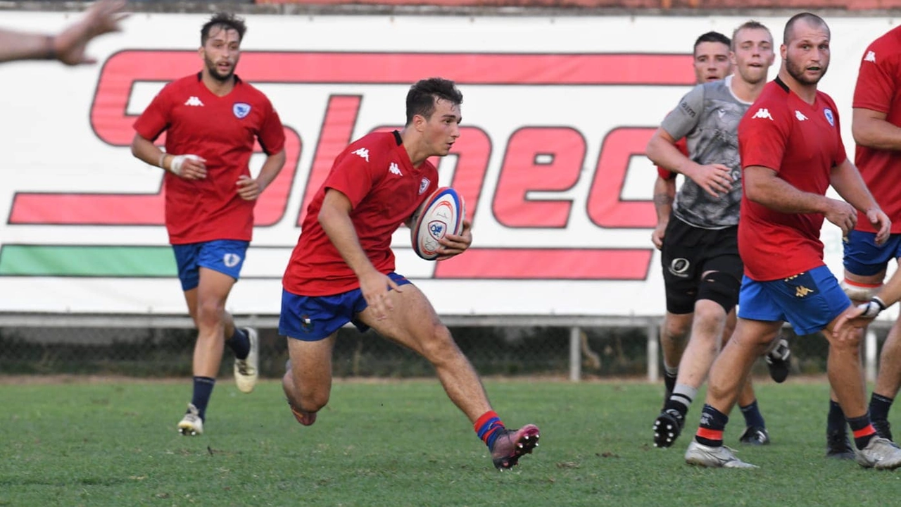 La Rugby Rovigo si prepara per l’amichevole contro le Fiamme Oro. In foto, un’azione nella recente amichevole in famiglia dei Rossi contro i Blu