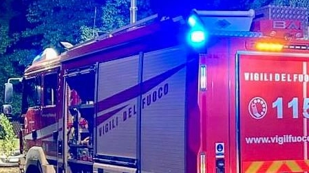 Incendio e paura nella notte all'hotel Gambrinus di Bellaria Igea Marina, vigili del fuoco, carabinieri e 118 sul posto (foto di archivio)