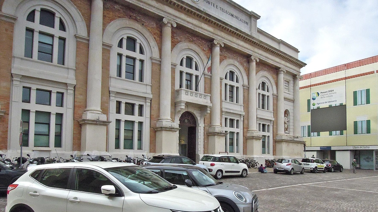 L’ingresso delle Poste centrali in piazza del Popolo