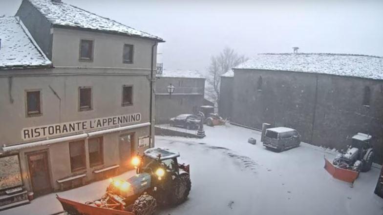 Neve e gelo, si imbianca il Passo delle Radici