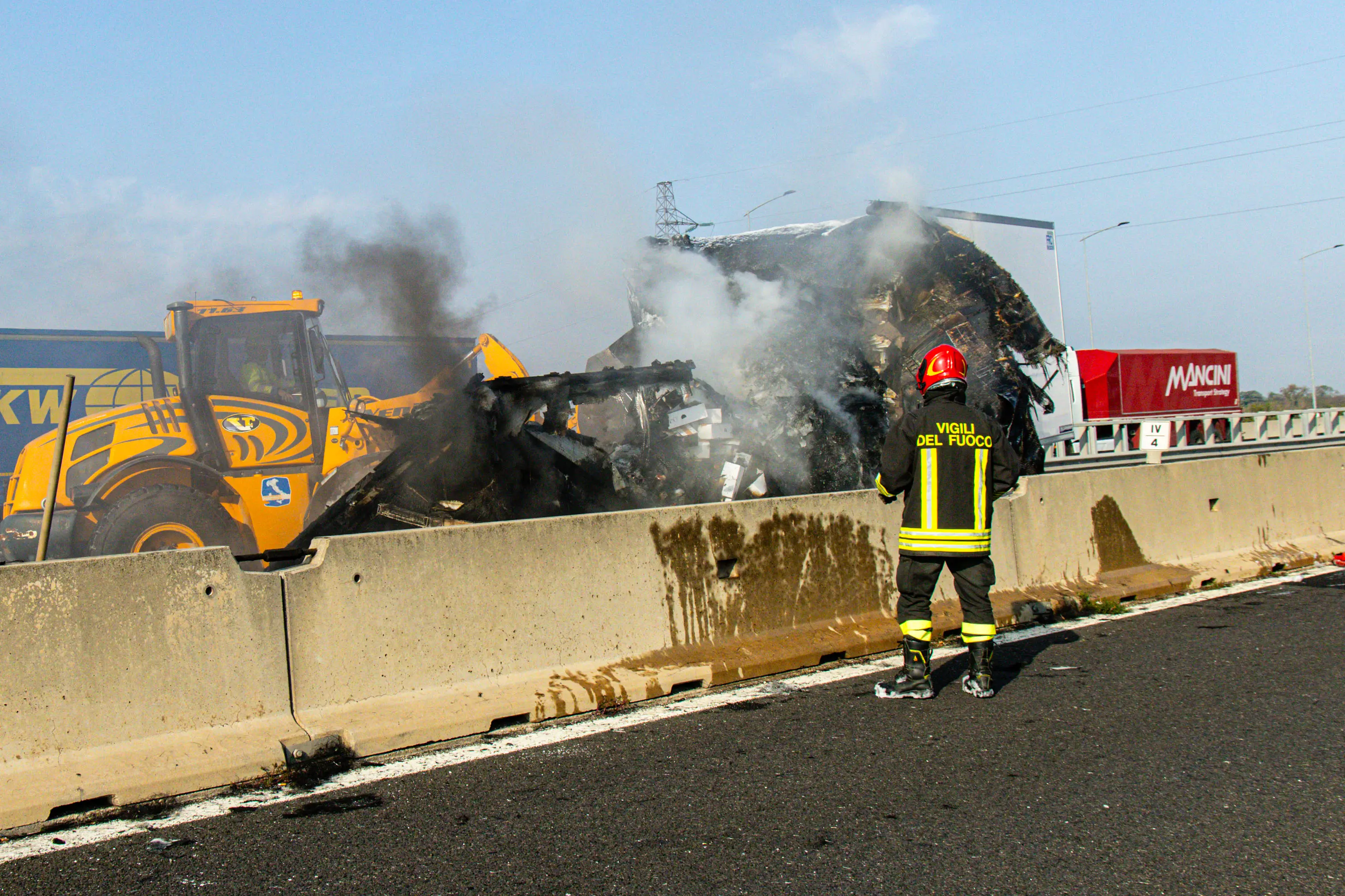 Incidente e incendio in autostrada oggi a Bologna: tragedia nel raccordo tra A1 e A14