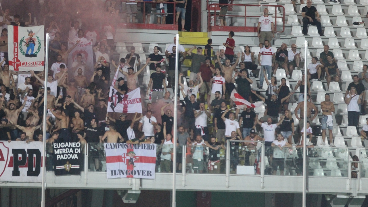 Padova: 34 daspo per i tifosi coinvolti negli scontri prima della partita contro il Cesena. In foto, la tifoseria durante l'incontro (Fotoest)