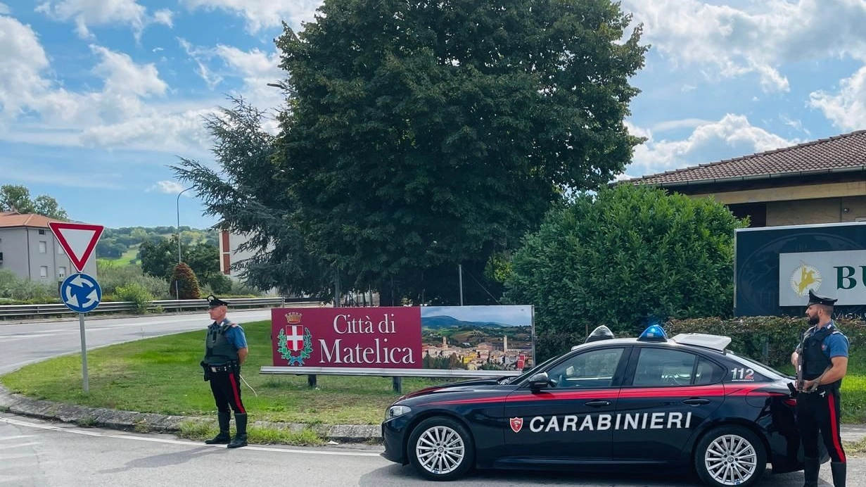 I carabinieri durante un posto di controllo all'ingresso di Matelica