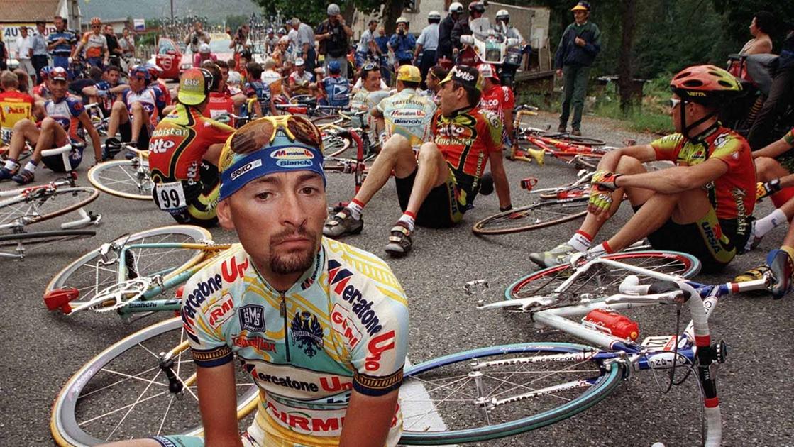 L’indagine sulla morte di Pantani, per la Procura il caso è chiuso: “Non fu ucciso, era solo in camera”. I depistaggi e i ricatti alla famiglia