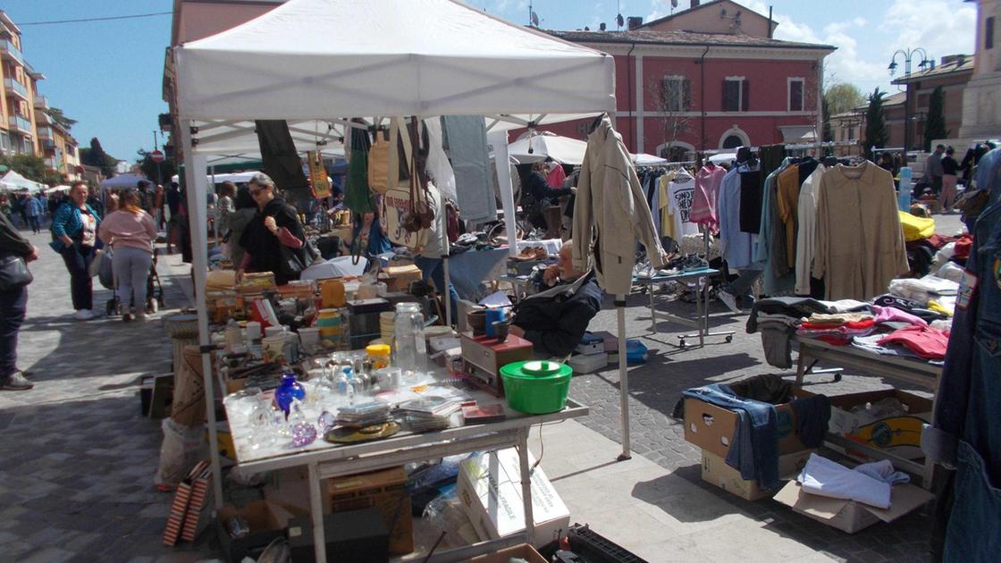 Collezionisti e antiquari in piazza a Savignano