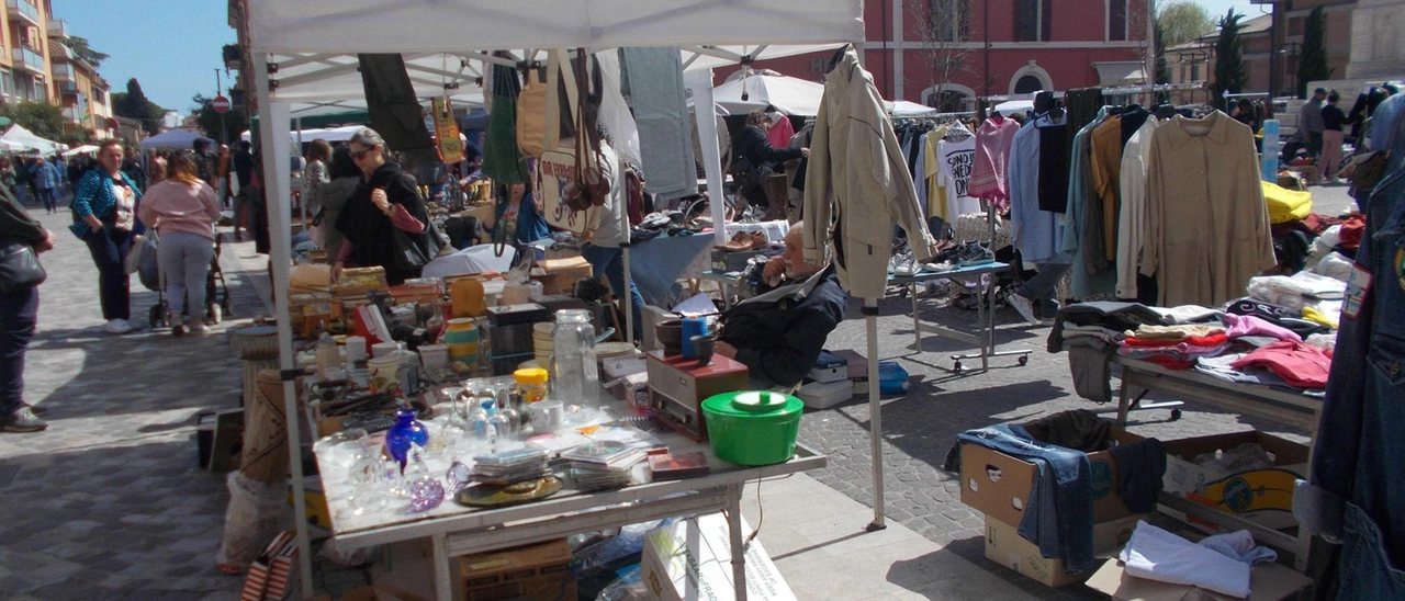 Collezionisti e antiquari in piazza a Savignano