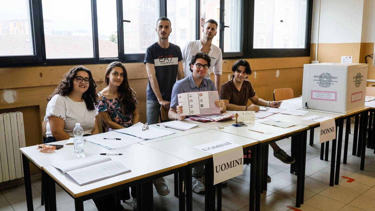 Il seggio allestito al liceo Sabin di Bologna dove per la prima volta possono votare gli studenti fuorisede