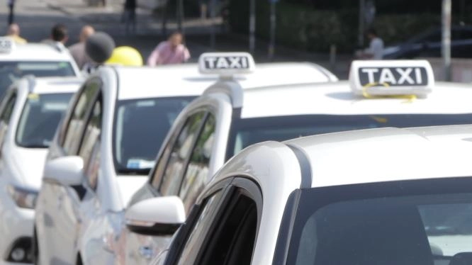 Sciopero taxi confermato per lunedì 23 durante il Cersaie a Bologna. Nessun incontro in vista tra sindacati e Comune. Appelli alla ragionevolezza per evitare disagi ai visitatori.