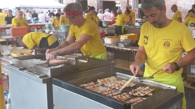 La festa del pesce; sotto, il campo scuola all’istituto comprensivo di Gualtieri