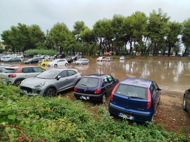 Maltempo nelle Marche: San Benedetto sott'acqua, allagati sottopassi e strade