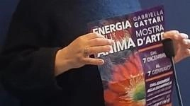 Mostra d'arte "Energia nell'anima" di Gabriella Gattari a Tolentino, incentrata sulla luce e simbolismo degli alberi. Inaugurazione il 7 dicembre con degustazione vini, aperta fino al 7 gennaio.