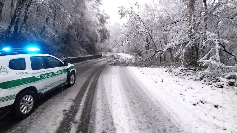 Dopo i danni causati dalla copiosa nevicata, la principale arteria della montagna riaccoglie al traffico. Stop alle deviazioni