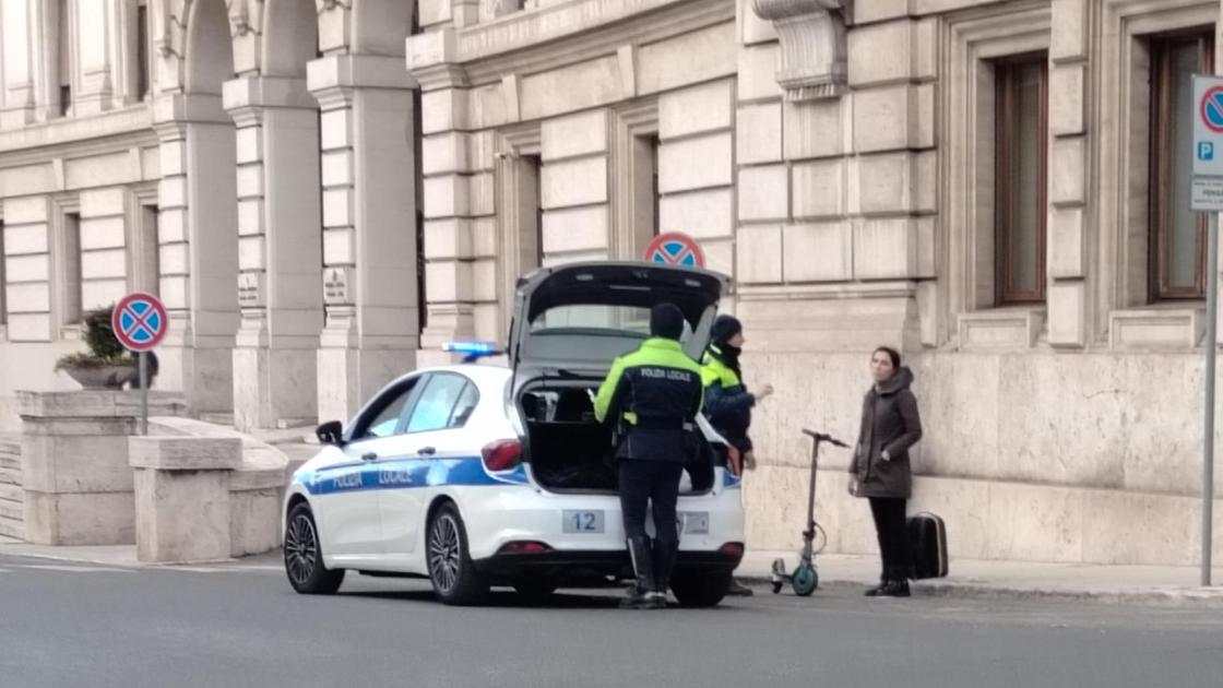 In monopattino senza il casco. Trenta multe della polizia locale