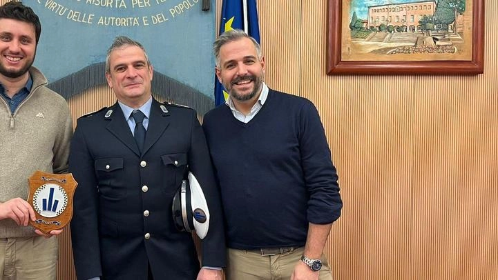 Da sinistra Luca Vecchiettini, il comandante Roberto Mazzetti e l’assessore Daniel Bertarelli