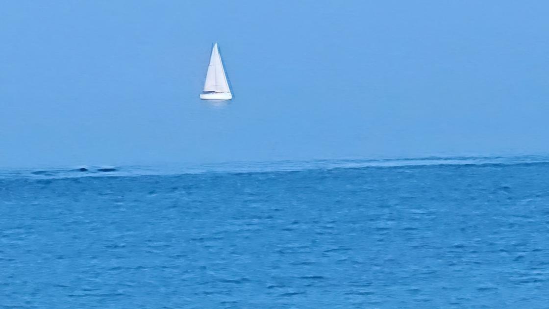 La nave che vola sopra il mare: la foto mozzafiato al largo di Pesaro