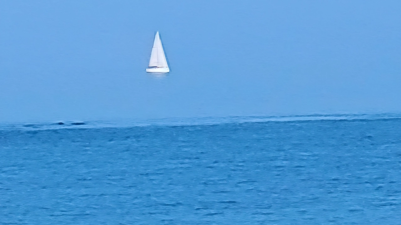 La signora pesarese Roberta Maccaroni racconta di aver osservato il raro fenomeno ottico della Fata Morgana sul mare di Pesaro, con barche che sembravano volare.