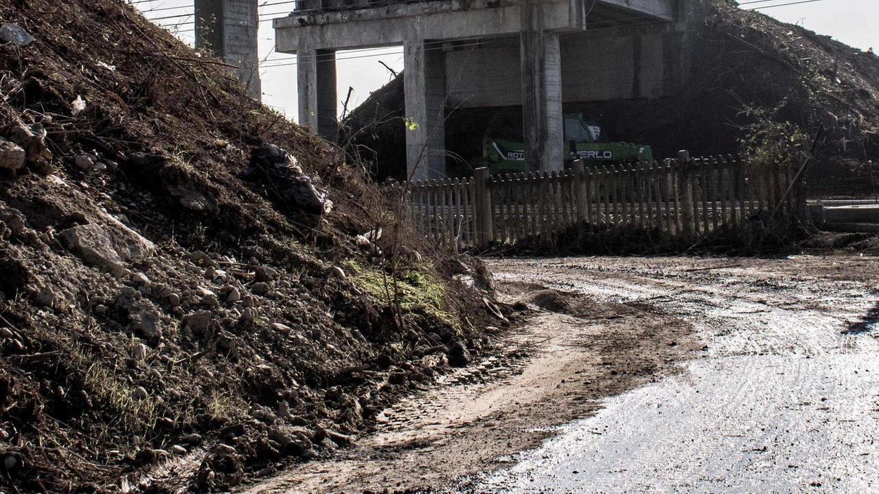 Un’istantanea del cavalcavia di via Marx abbattuto I cittadini aspettano un intervento risolutivo