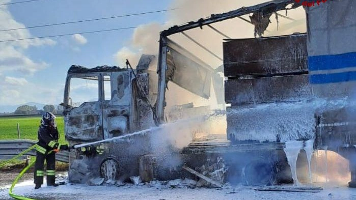 Tir in fiamme in A1, vigili del fuoco al lavoro