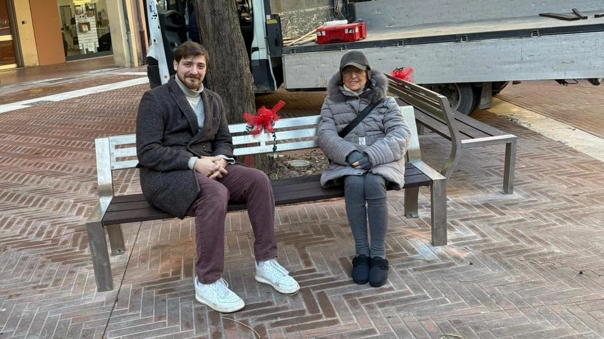 Mirella Tombesi e Riccardo Bernardi sulla panchina in piazza Redi