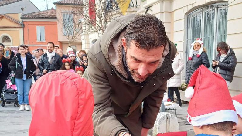 Natale di speranza e musica con i bambini in piazza