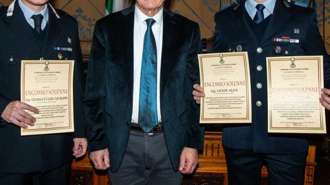 Il sindaco Nanni consegna l’encomio a Giannattasio. e Lenzi