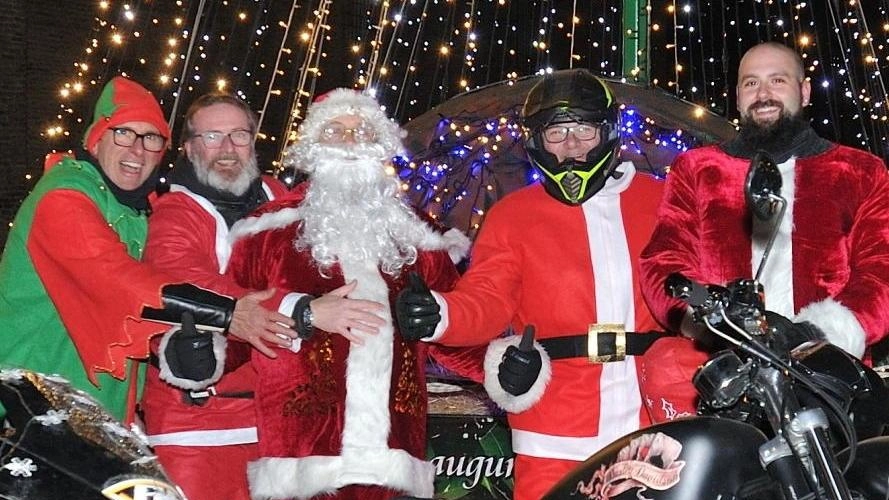 Come da tradizione, il gruppo di centauri della Compagnia del Porto ha sfilato per le strade del paese portando doni ai bambini