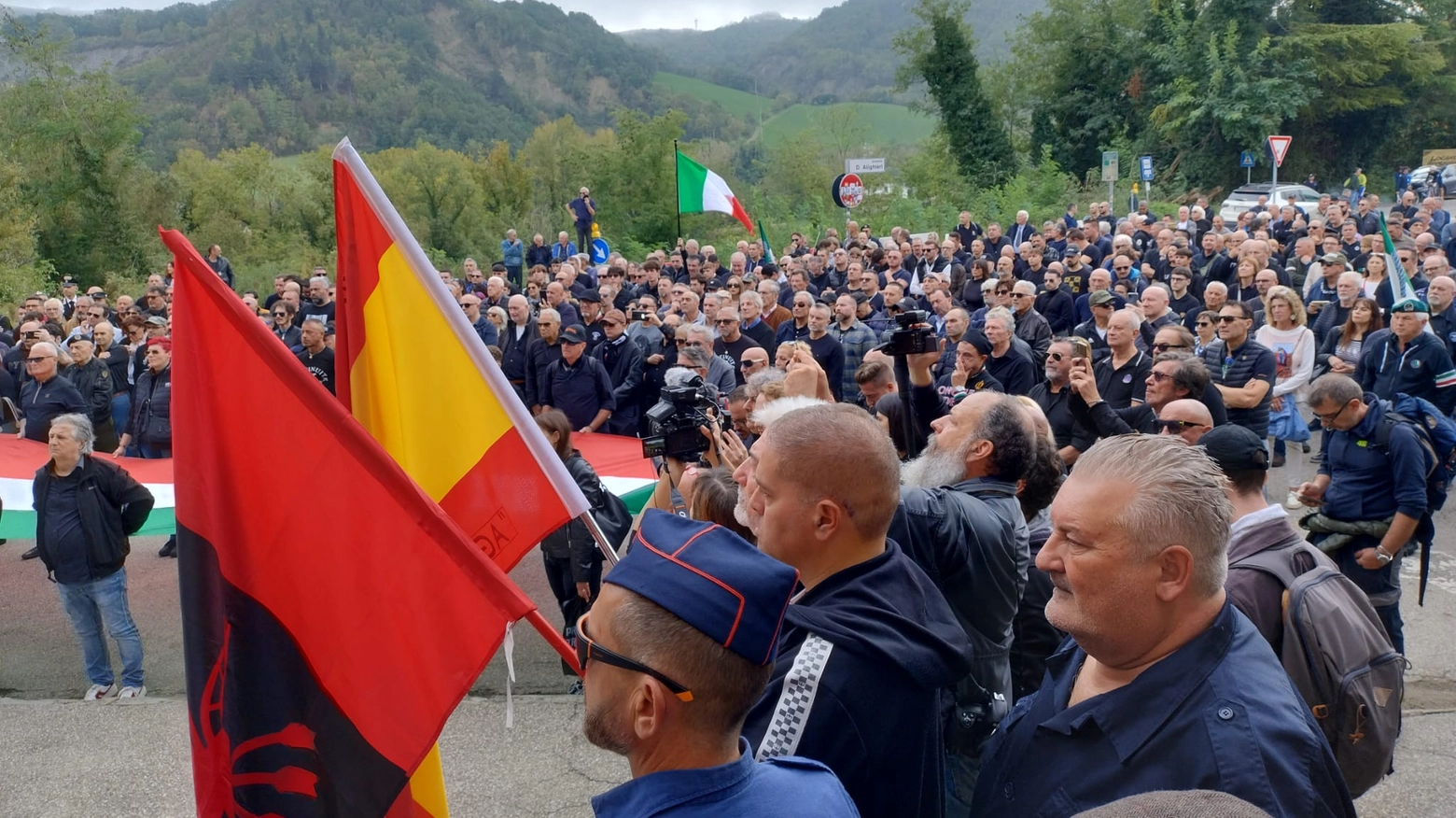 I nostalgici sono giunti da tutta Italia. In piazza e durante il corteo rispettata la richiesta della pronipote del duce, Orsola Mussolini: un minuto di silenzio e no braccia tese