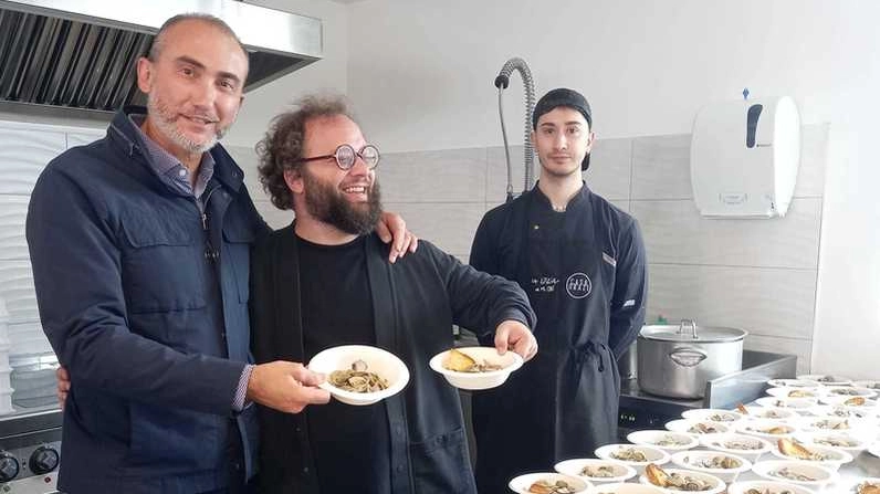 Eroso Bocchini della New Copromo e Luca Orazi del ristorante La Liscia da Mr.Ori che daranno vita allo "Spazio Vongole"
