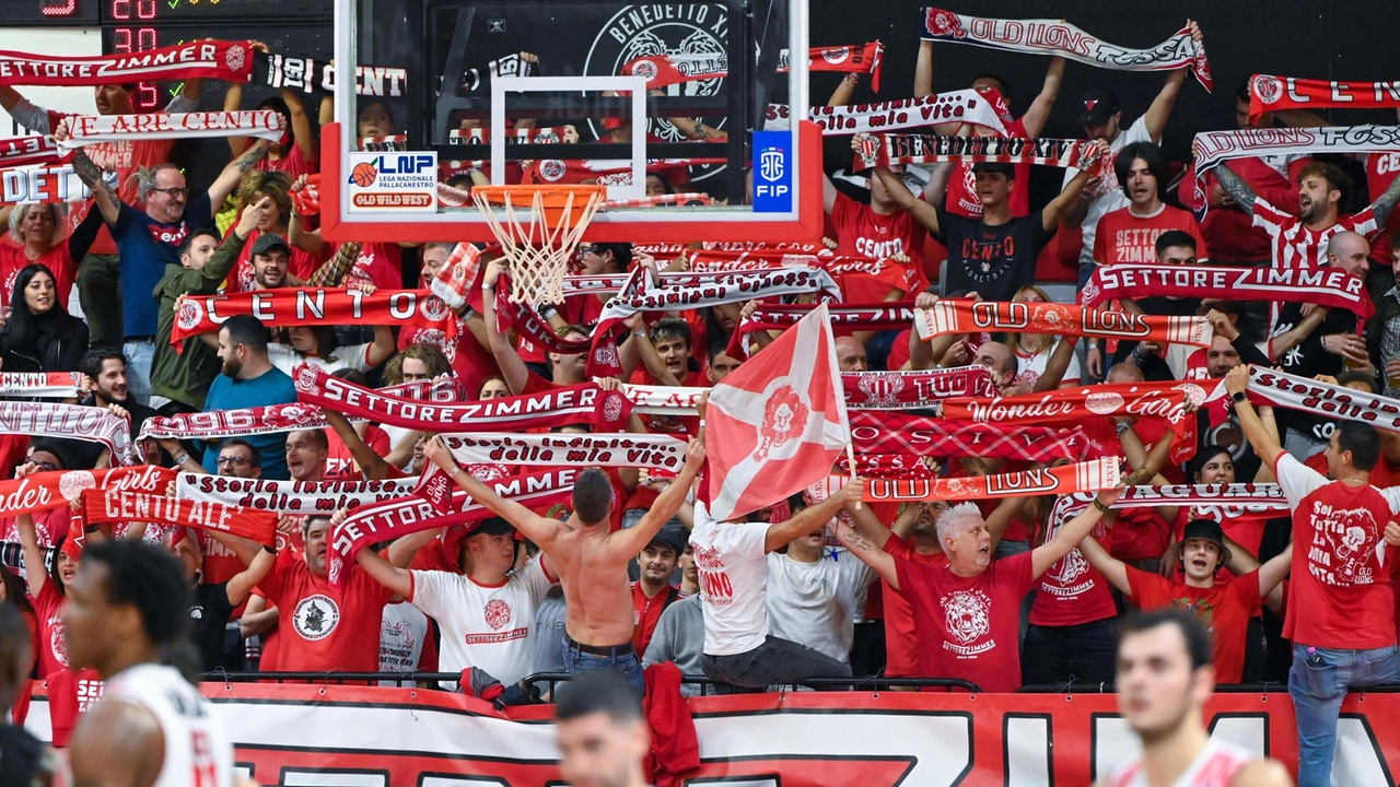 Tifosi durante un incontro di Sella Cento dello scorso campionato, al palazzetto dello sport nella città del Guercino