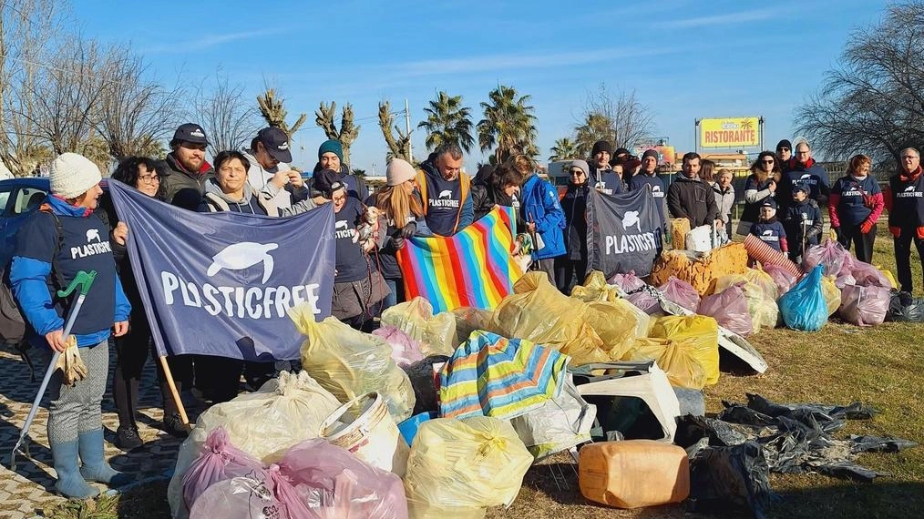 Foto di gruppo alla fine della raccolta dei rifiuti dalla spiaggia di Lido degli Estensi, da parte dei volontari di Plastic Free