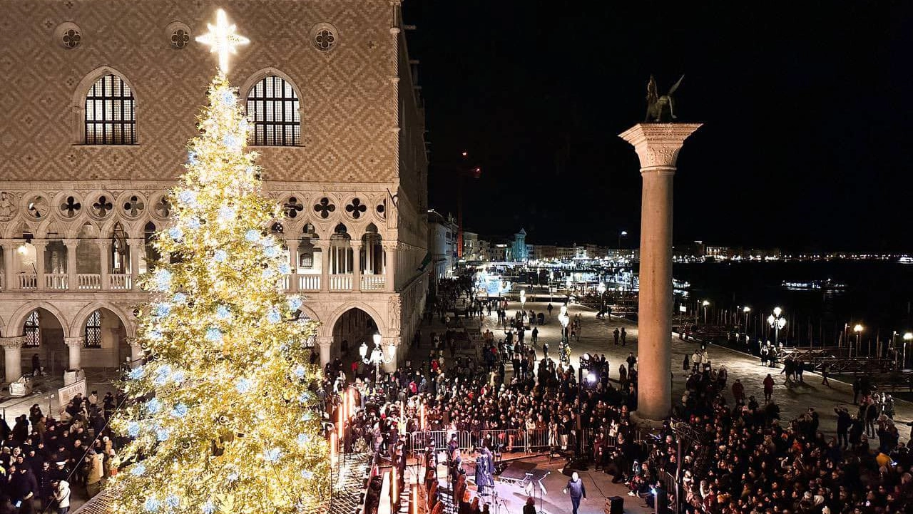 Il sindaco Brugnaro ha dato avvio al programma natalizio in laguna. Il 30 novembre verrà inaugurata la tradizionale pista del ghiaccio e l’8 dicembre torna la corsa dei Babbi Natale