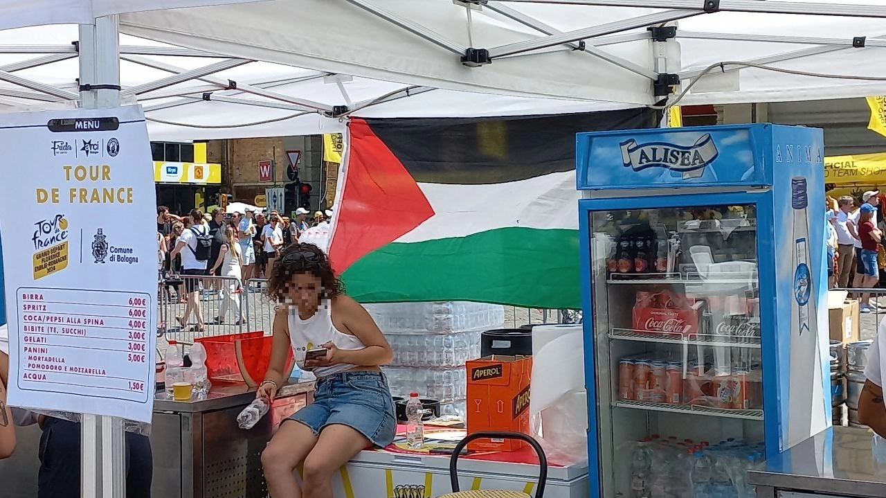 Bandiera palestinese appesa a uno stand in piazza  VII agosto a Bologna, teatro dell'arrivo seconda tappa del Tour de France