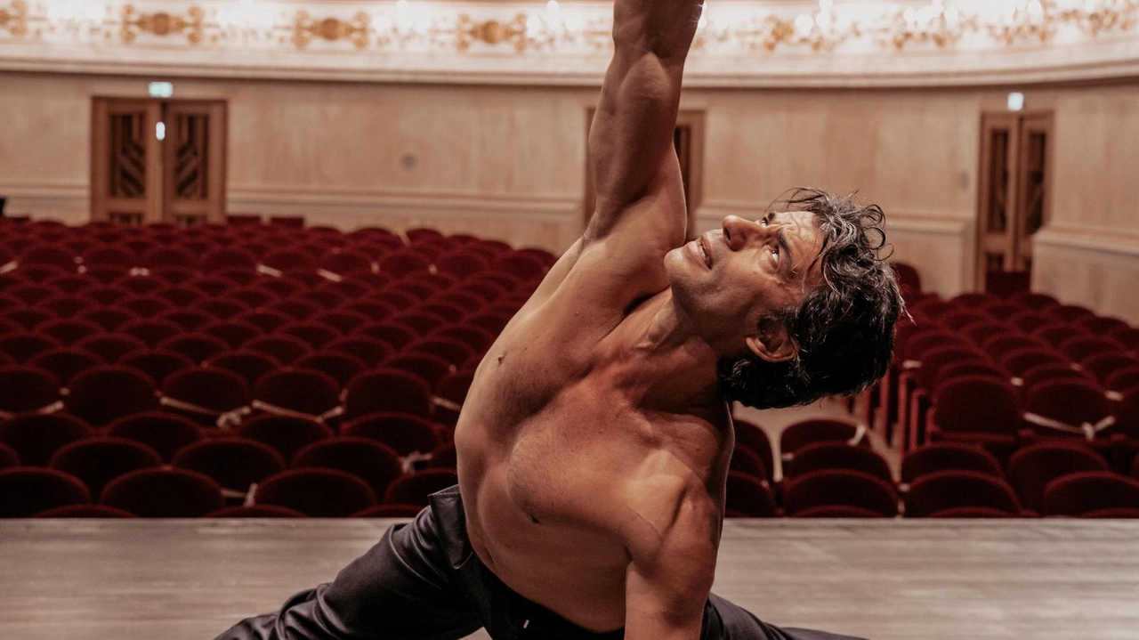 Il grande ballerino ospite domenica della scuola di via Grigioni "Giovani abituati ad avere tutto subito, ci vogliono costanza e pazienza".