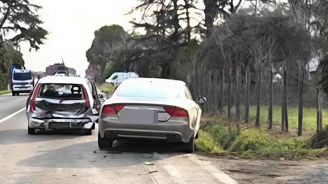 L’incidente ieri mattina in via Emilia Levante. Rilievi della Polizia locale.