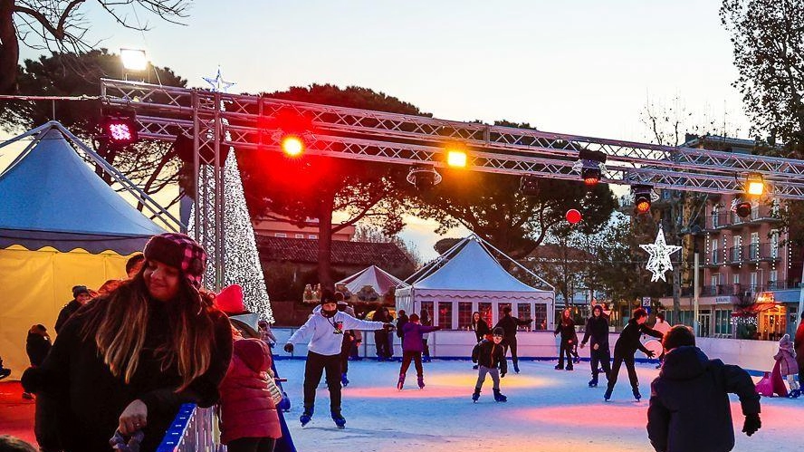 I preparativi per le feste: inaugurazione con mercatino e iniziative per grandi e piccini.