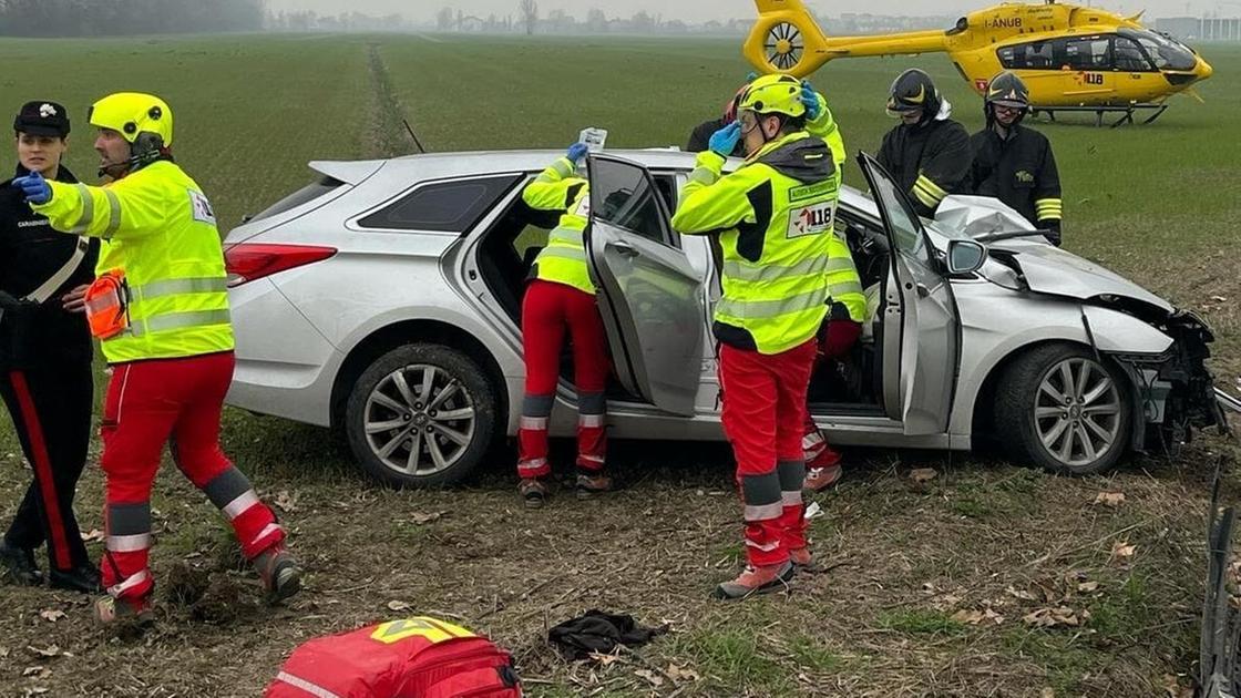 Schianto tra auto: due feriti gravi