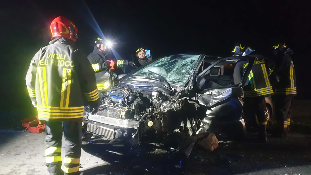 Lo schianto sulla Virgiliana a Ponte Rodoni, un’auto si è ribaltata nella scarpata. Il pirata è scappato a piedi