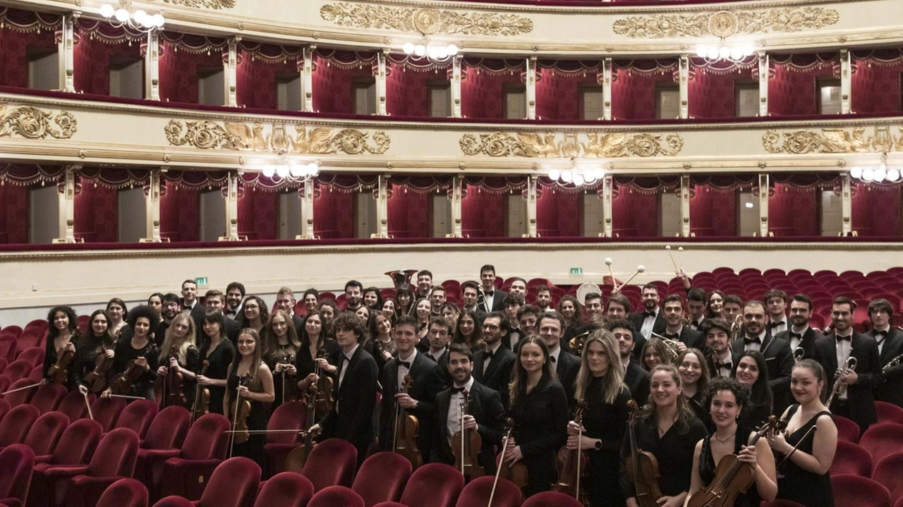 L’orchestra dell’accademia del teatro alla Scala; sotto Fabio Sartorelli