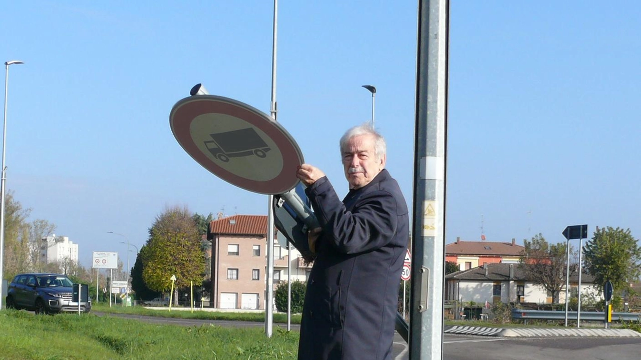 Mauro Sorbi, presidente dell’Osservatorio regionale, mostra un caltello divelto