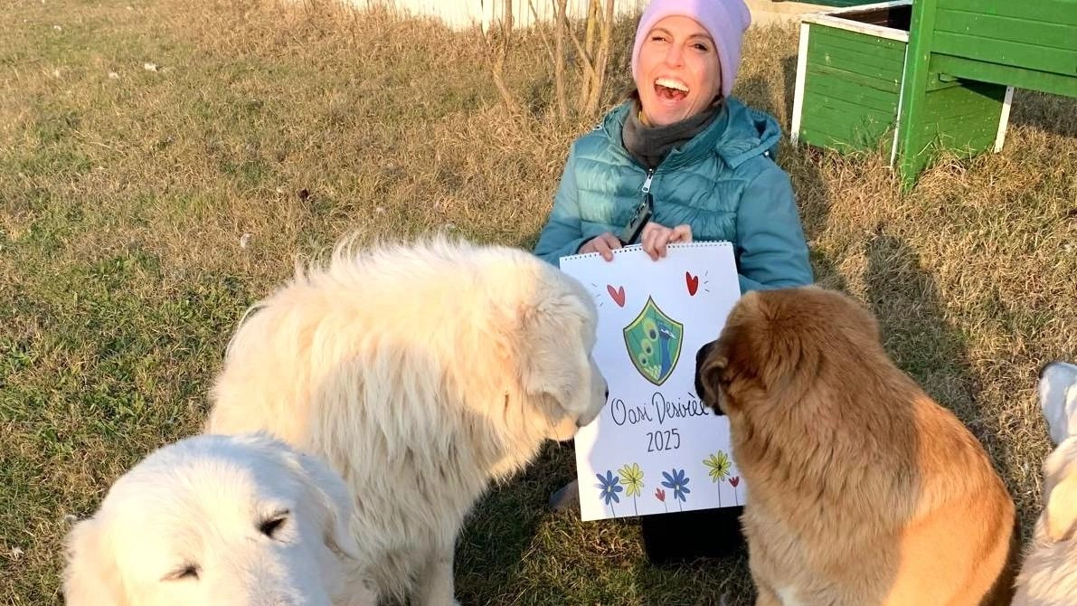 La volontaria Luana Menghi con alcune bestiole dell’Oasi Desirèe