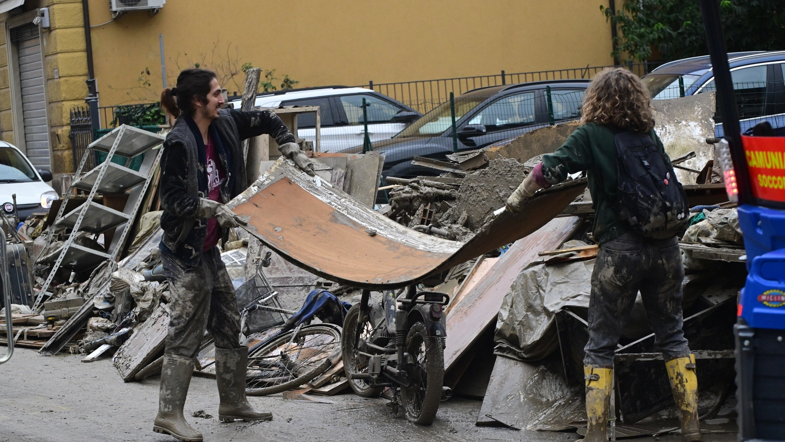 Si contano i danni dopo sabato tra fango e detriti, ma c'è comunque solidarietà tra i cittadini