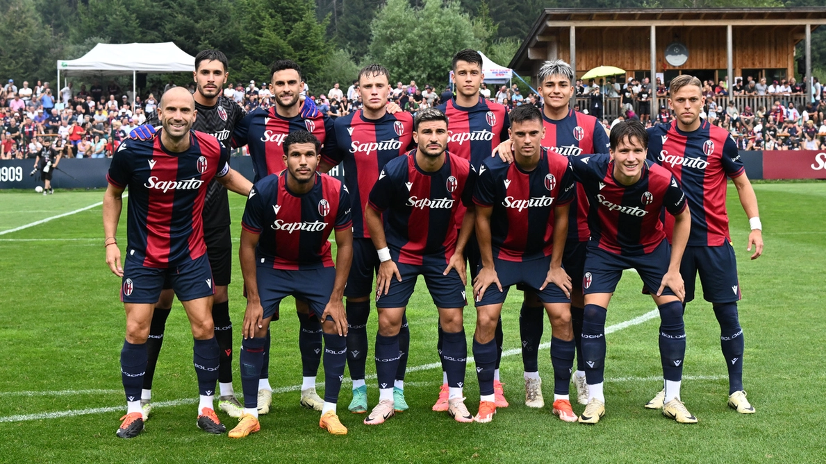 L’avventura Champions avrà una ricaduta economica positiva anche per il Bologna, nella foto al completo durante il ritiro