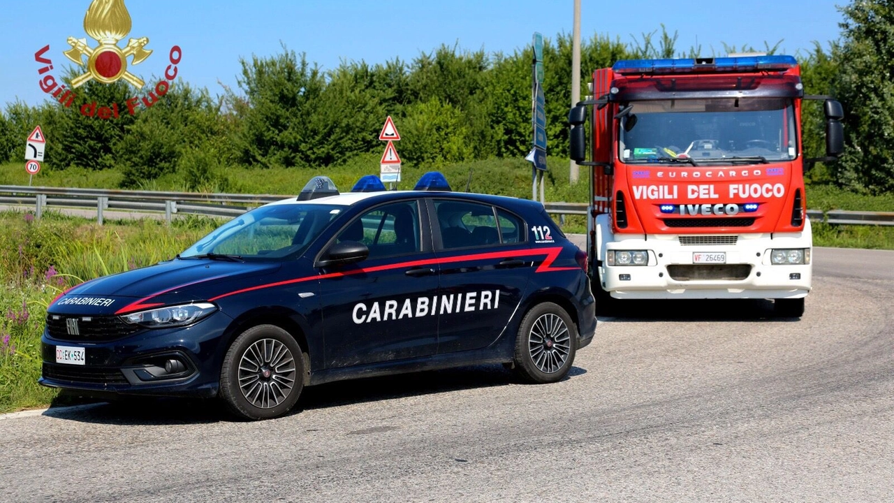 Vigili del fuoco e carabinieri sono intervenuti sull'incidente (foto d'archivio)