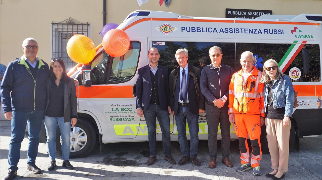 Nella sede della Pubblica Assistenza Città di Russi è stata inaugurata una nuova ambulanza, sostituendo una vecchia e mantenendo il parco mezzi invariato. Presenti volontari, autorità locali e sponsor. L'acquisto mira a garantire sicurezza e tranquillità durante i trasporti.