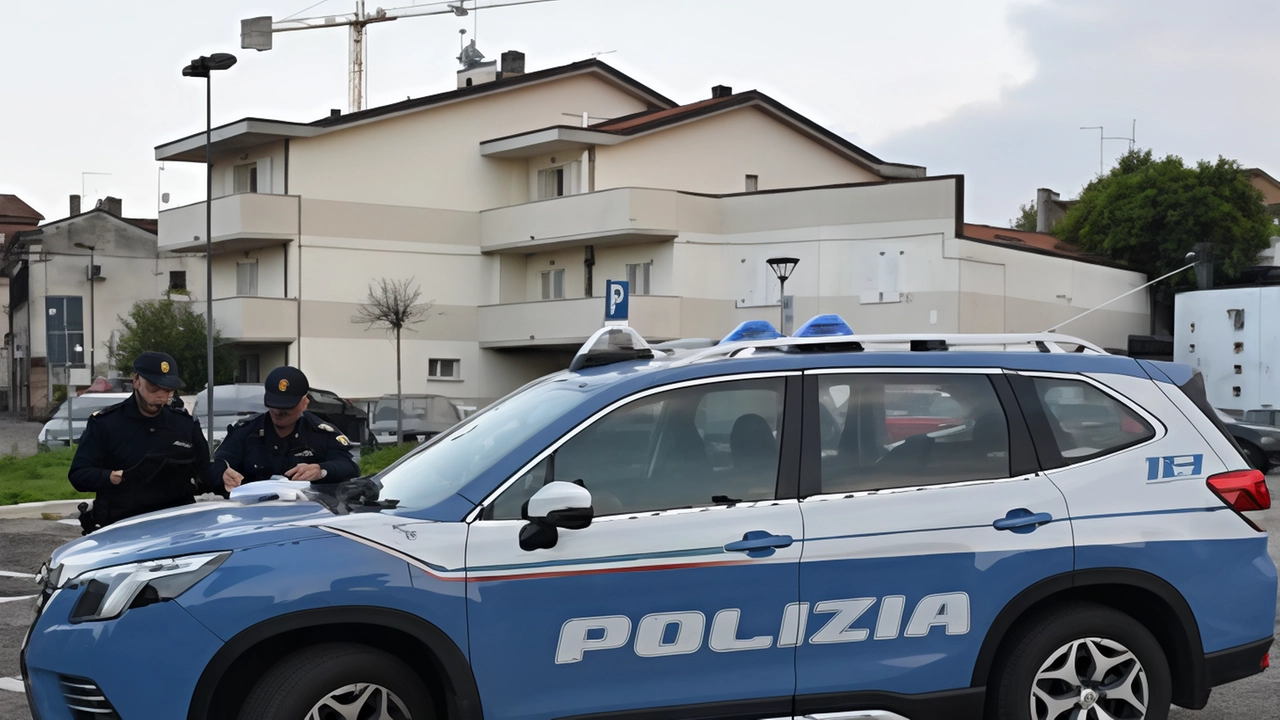 Controlli della Polizia a Cesena per contrastare il degrado giovanile: identificate 31 persone, 16 con precedenti. Denunciati due irregolari sul territorio nazionale. Esercizio commerciale segnalato per condizioni igienico-sanitarie non conformi.