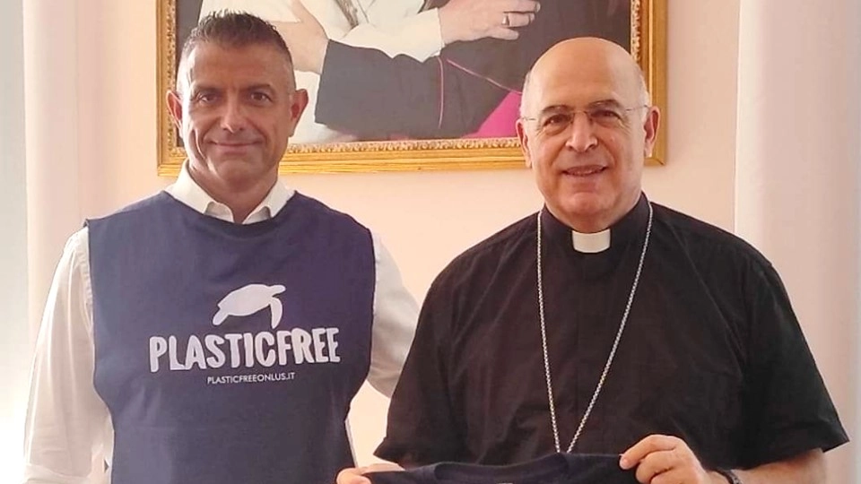 Il referente di Plastic Free Puliti insieme a monsignor Angelo Spina