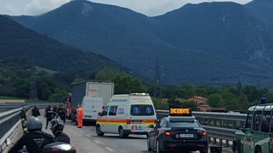 Lo schianto è avvenuto all’altezza di Fabriano est (direzione Ancona), dove vi è il restringimento della carreggiata. Per il conducente del furgone non c'è stato nulla da fare